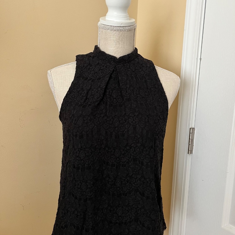 Gorgeous Soho New York & Company black lace sleeveless top. Size Small